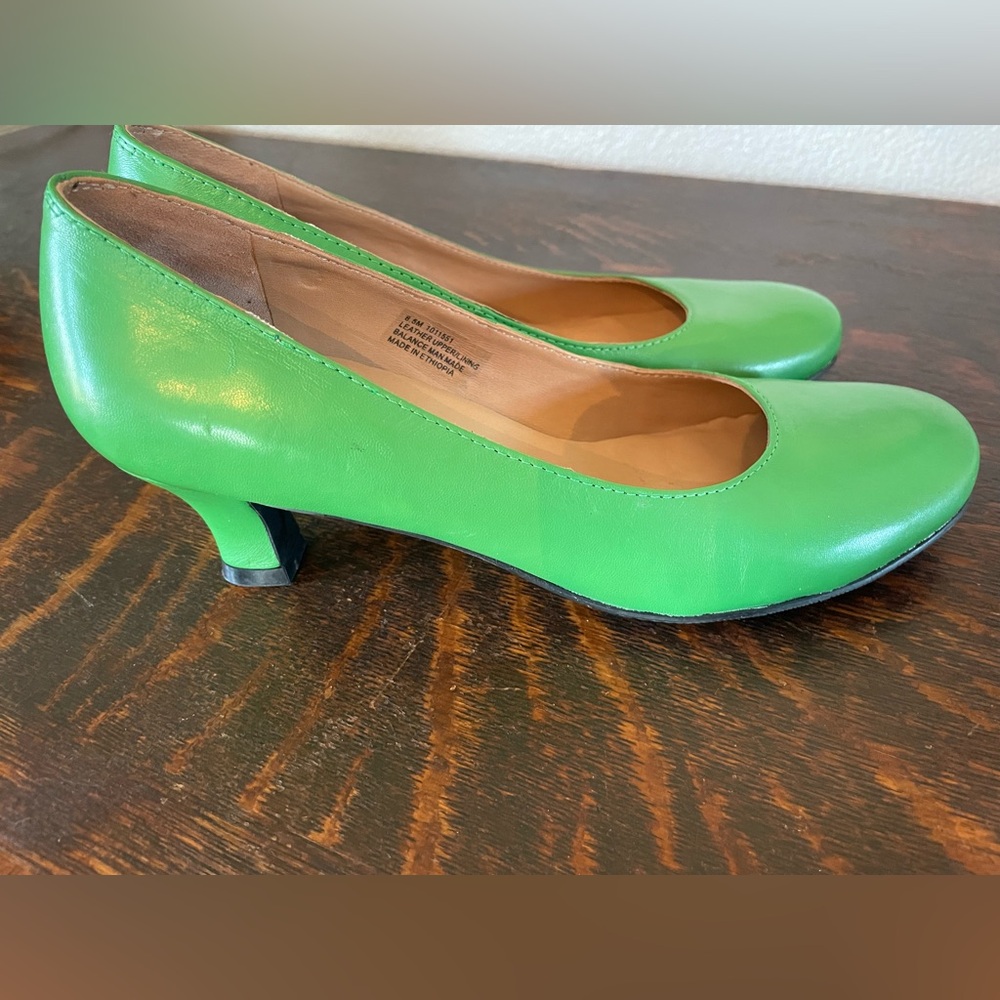 ARRAY Genuine Leather Women's 8.5 Flatter Sassy Low Heel Kelly Green Pumps